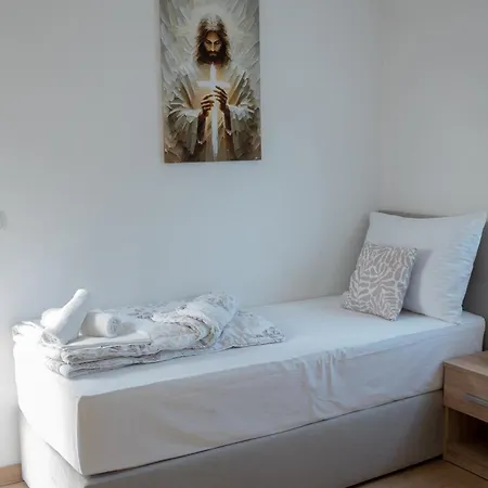 לינה וארוחת בוקר Pansion Ana 3*