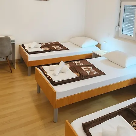 לינה וארוחת בוקר Pansion Ana 3*