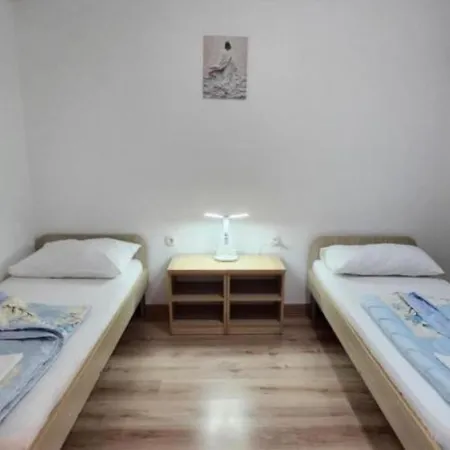 לינה וארוחת בוקר Pansion Ana 3*